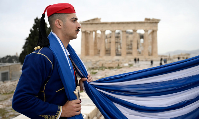 Δήμητρα Χατζηαδάμ: Φωτογραφίζει τους εύζωνες πάνω από 10 χρόνια - «Δέος από τη λεβεντιά τους»