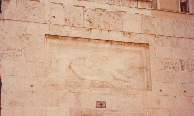 Μνημείο Αγνώστου Στρατιώτη: Πότε έγιναν τα αποκαλυπτήρια-Οι φράσεις που αναγράφονται - Τι αναπαριστά