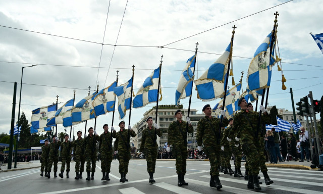 Καιρός: Με σκόνη, λασποβροχές και υψηλές θερμοκρασίες οι παρελάσεις για την 25η Μαρτίου