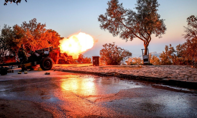 25η Μαρτίου: Η Αθήνα «ξύπνησε» με τους 21 κανονιοβολισμούς από το Λυκαβηττό