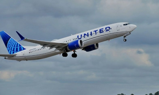 Πιλότος έβγαλε με κατεβασμένα παντελόνια από την τουαλέτα έναν επιβάτη επειδή αργούσε