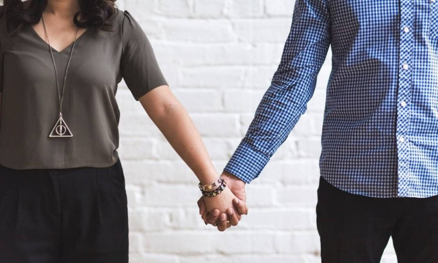 Είναι οι άνδρες ή οι γυναίκες πιο γενναιόδωροι; Οι επιστήμονες βρήκαν την ανατρεπτική απάντηση