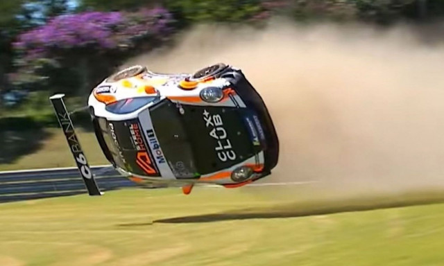 Porsche 911 Cup εκτοξεύεται σε αγώνα στη Βραζιλία!