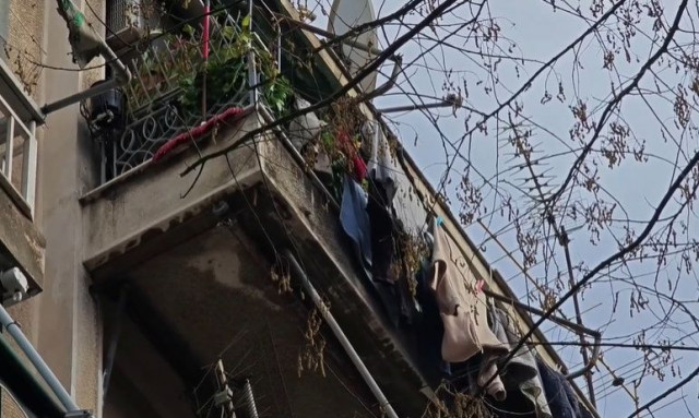Άνδρας έπεσε στο κενό από τον τέταρτο όροφο πολυκατοικίας, στην Αχαρνών