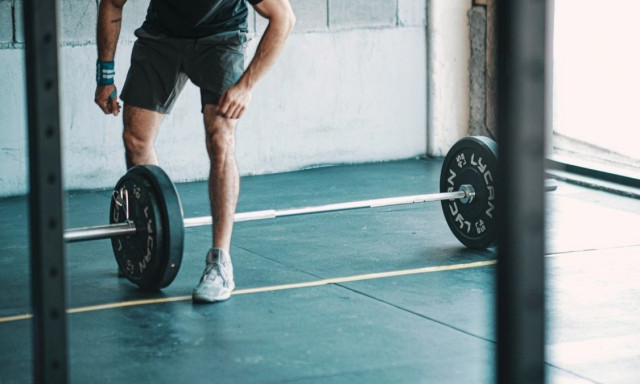 Ρίσκαρε την ζωή του για 2.000 ευρώ: Έβαλε στοίχημα πόσα squats μπορεί να κάνει...