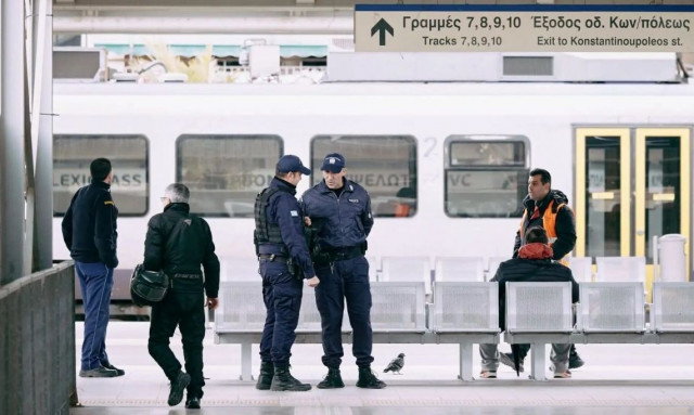 Δυτική Αττική: Αστυνομικοί σαρώνουν τα Μέσα Μεταφοράς για την ασφάλεια των πολιτών