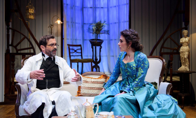 Θέατρο Βρετάνια: Τελευταίες παραστάσεις για το «Στο διπλανό δωμάτιο ή το έργο του δονητή»