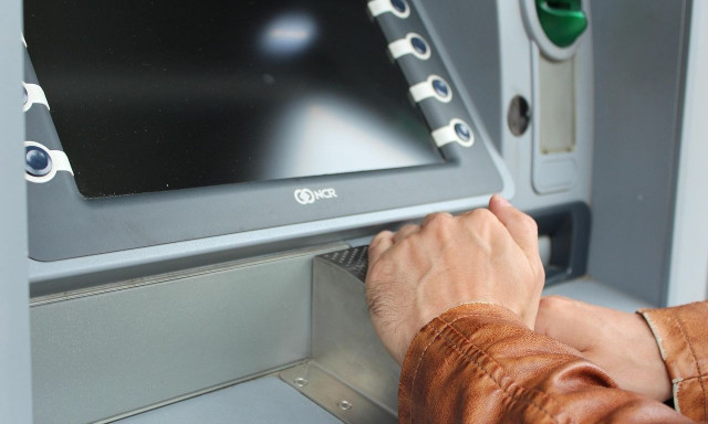 Πώς δρούσε η σπείρα γυναικών που έστηνε ενέδρα έξω από τράπεζες - Αγκάλιαζαν τα θύματα τους