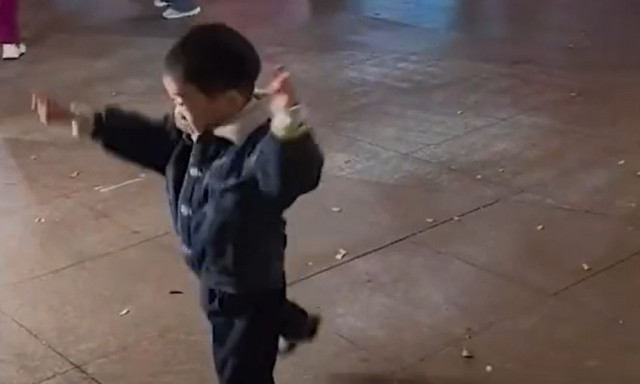 Πιτσιρικάς «κλέβει» την παράσταση με τις κινήσεις του σε υπαίθριο μάθημα χωρού