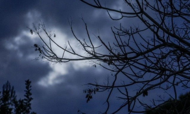 Μυστηριώδης λάμψη εμφανίστηκε στον ουρανό: Το μπλε σχήμα που παραξένεψε τους πολίτες