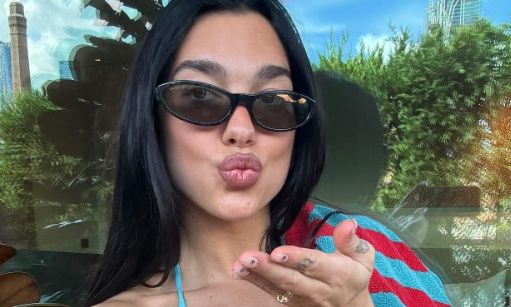 Ντουα Λίπα: Ανεβάζει φωτογραφίες με μαγιό και φέρνει το καλοκαίρι από τον Μάρτιο