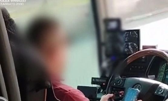 Ασυνείδητος οδηγός ΚΤΕΛ οδηγούσε με το κινητό πάνω στο τιμόνι: «Εριστικός», έλεγαν οι επιβάτες