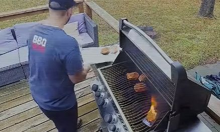 Ψήστης μπερδεύει το κινητό του με τις μπριζόλες και το πετάει... στη σχάρα