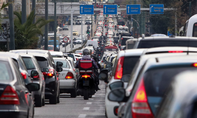 Κίνηση: Κυκλοφοριακό «κομφούζιο» στους δρόμους της Αττικής - Πού εντοπίζονται μεγάλες καθυστερήσεις