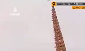 Ινδία: Άρμα 100 μέτρων καταρρέει κατά την διάρκεια φεστιβάλ - Δύο νεκροί, πολλοί τραυματίες