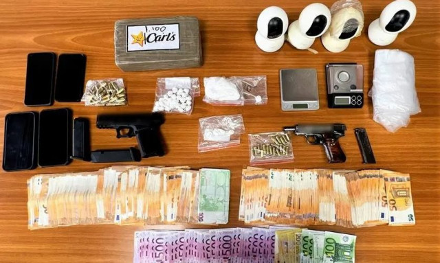 Αττική: Ναρκωτικά, όπλα, και χιλιάδες ευρώ – Χειροπέδες σε δυο άτομα