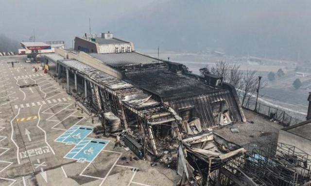 Η Νότια Κορέα αντιμέτωπη με τις πιο καταστροφικές πυρκαγιές της ιστορίας της- Στους 26 οι νεκροί