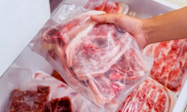 Χωρίς φούρνο μικροκυμάτων ή ζεστό νερό: Σεφ αποκαλύπτει το κόλπο για ξεπάγωμα κοτόπουλου και κρέατος