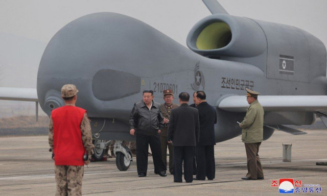 Βόρεια Κορέα: Επίδειξη δύναμης από τον Κιμ Γιονγκ Ουν - Τα νέα θανάσιμα drones με Τεχνητή Νοημοσύνη