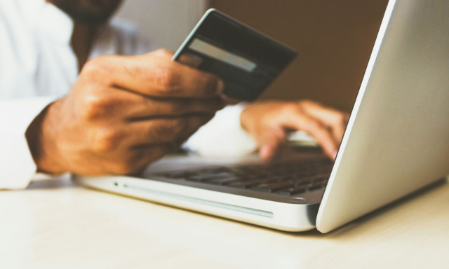 Κατώτατος μισθός: Η αύξηση φέρνει αναπροσαρμογή στον φόρο εισοδήματος – Δείτε παραδείγματα