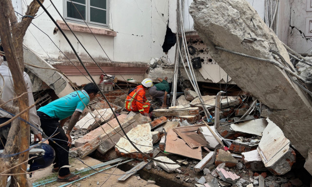 Σεισμός τώρα στη Μιανμάρ: Εκατοντάδες εγκλωβισμένοι στα ερείπια - Φόβοι για χιλιάδες νεκρούς