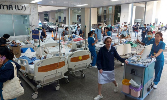 Ζωή μέσα από τα συντρίμμια - Η στιγμή που γυναίκα γεννάει μετά τον σεισμό στην Ταϊλάνδη