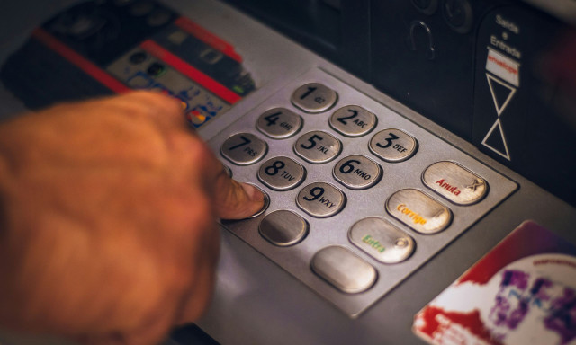 ΟΠΕΚΑ: Ξεκινά σήμερα η καταβολή επιδομάτων - Τι ισχύει με την προπληρωμένη κάρτα