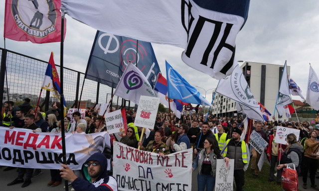 «Χειραγωγοί, όχι δημοσιογράφοι»: Μεγάλη διαδήλωση στο Βελιγράδι κατά των φιλοκυβερνητικών ΜΜΕ