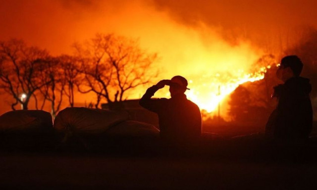 Αναζωπυρώθηκε η φωτιά στη Νότια Κορέα: Η μεγαλύτερη μάχη της χώρας με τις φλόγες από το 2000