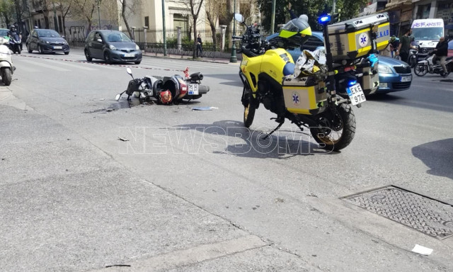 Τροχαίο ατύχημα τώρα στον Πειραιά - Σύγκρουση ΙΧ με μηχανή, τραυματίστηκε ο μοτοσικλετιστής (pics)