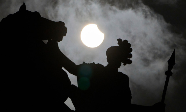 Πώς φαίνεται η μερική έκλειψη ηλίου από το διάστημα – Δείτε το εντυπωσιακό βίντεο από δορυφόρο