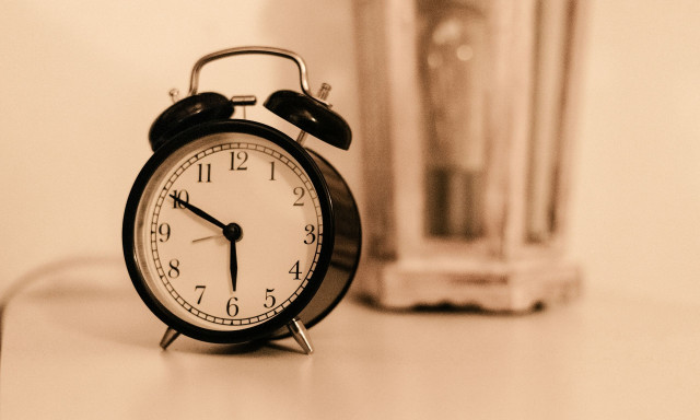 Αλλαγή ώρας: Τα ξημερώματα γυρνάμε τα ρολόγια μία ώρα μπροστά - Τι να προσέξετε