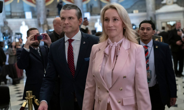 WSJ: Ο Χεγκσέθ πήγε μαζί με τη γυναίκα του σε απόρρητες στρατιωτικές συναντήσεις