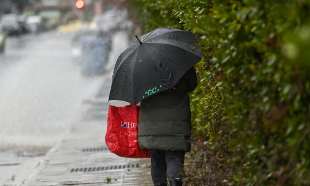 Καιρός: «Άνοιξαν» οι ουρανοί στην Αττική - Πού βρέχει αυτή την ώρα