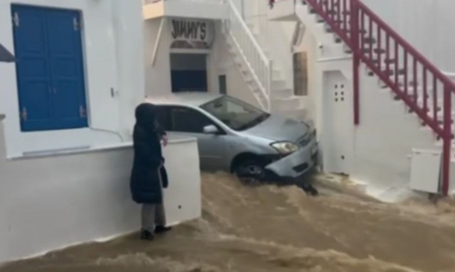 Κακοκαιρία - Πλημμύρισε η Χώρα της Μυκόνου από τη θεομηνία