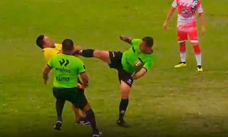 Διαιτητής βγαλμένος από το… Karate Kid: Ξάπλωσε μέλος ομάδας που έτρεχε να του επιτεθεί - Βίντεο