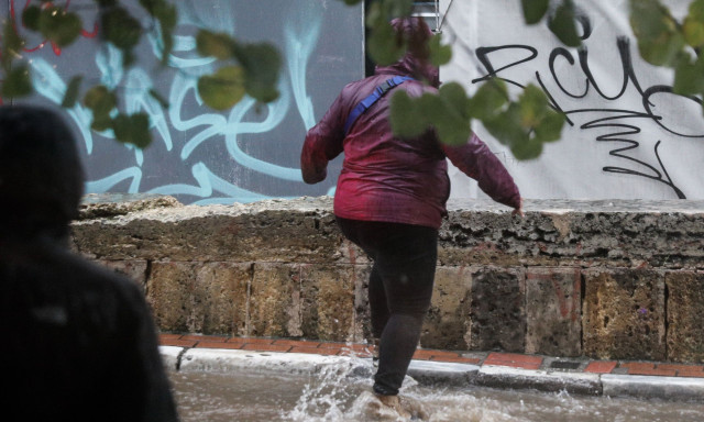 Καιρός: Σαρώνει η κακοκαιρία τις Κυκλάδες - SOS Καλλιάνου και για την Αττική