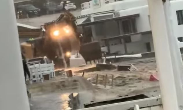 Κακοκαιρία: Δραματικές στιγμές στη Μυκόνο - «Μην πάθουμε ό,τι και η Πάρος», λέει ο δήμαρχος