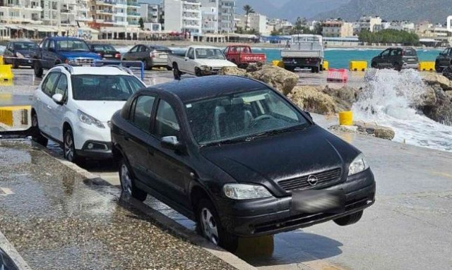 Στον «αέρα» βρέθηκαν αυτοκίνητα στο λιμάνι της Ιεράπετρας