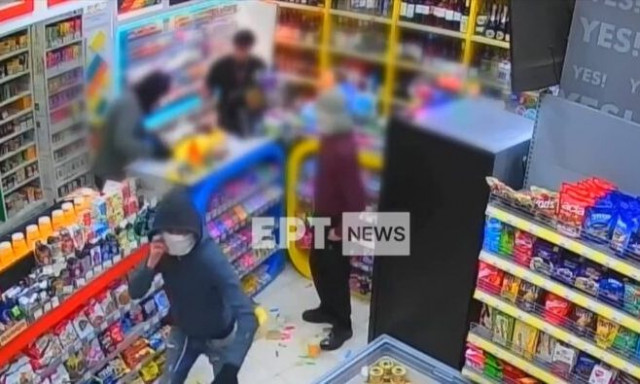 Θεσσαλονίκη: Απείλησαν υπάλληλο μίνι μάρκετ με πριόνι και ρόπαλο – Βίντεο ντοκουμέντο