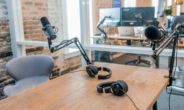Τρεις παρουσιάστριες που το «γύρισαν» στα podcasts και συζητιούνται