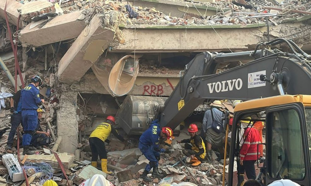 Ελπίδα μέσα από τα συντρίμμια στη Μιανμάρ: Γυναίκα βρέθηκε ζωντανή τρεις ημέρες μετά τον σεισμό