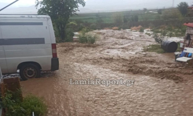 Φθιώτιδα: Χείμαρρος πέρασε μέσα από το χωριό Βελεσιώτες Δομοκού - Κινδύνεψαν τρία άτομα