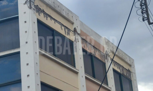 «Επικίνδυνη κατάσταση έξω από το “Μελίνα Μερκούρη” – Φοβόμαστε μην μας πέσει σοβάς στο κεφάλι»