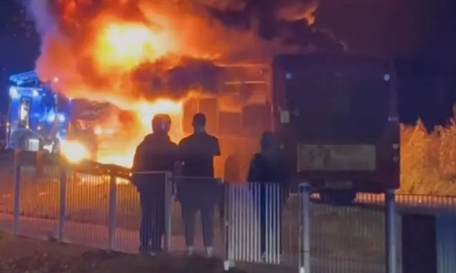 Μεγάλη Βρετανία: Τρεις νεκροί έπειτα από σύγκρουση αυτοκινήτου με λεωφορείο