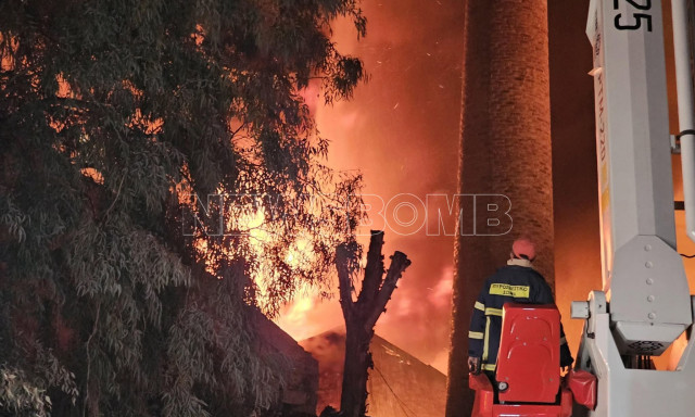 Μεγάλη φωτιά στα Άνω Πατήσια-«Κινδυνέψαμε, βγαίναμε και ρίχναμε με τις μάνικες νερό», λέει κάτοικος
