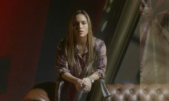 Η Ελένη Χατζηβασίλη ερμηνεύει το νέο τραγούδι του Κύρου Λόντου