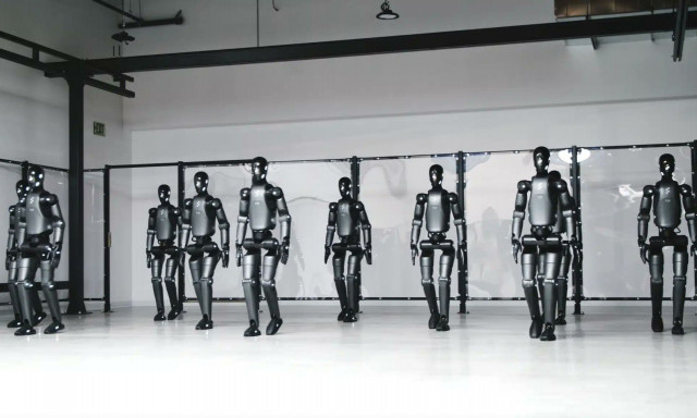 Απόκοσμο βίντεο: «Στρατός» ρομπότ παρελαύνει με σχεδόν ανθρώπινο βηματισμό