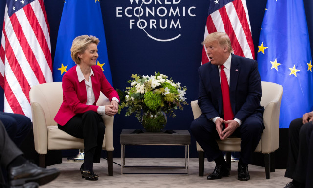 Politico: Η ΕΕ ετοιμάζει αντεπίθεση σε Big Tech και αμερικανικές τράπεζες για τους δασμούς του Τραμπ