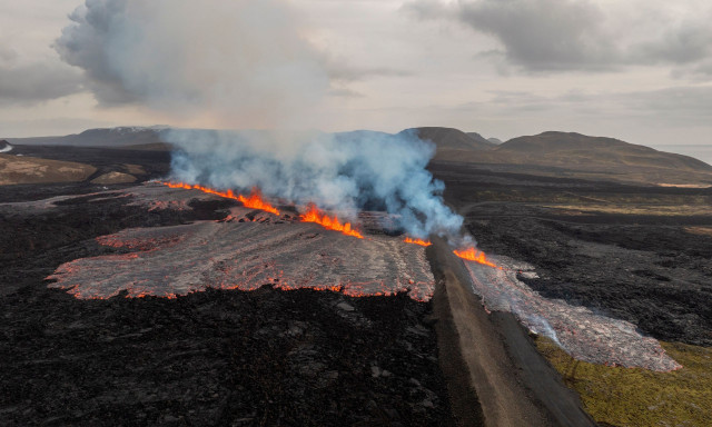 Ισλανδία: Έκρηξη ηφαιστείου προκαλεί εκκενώσεις - Τουρίστες και κάτοικοι απομακρύνθηκαν